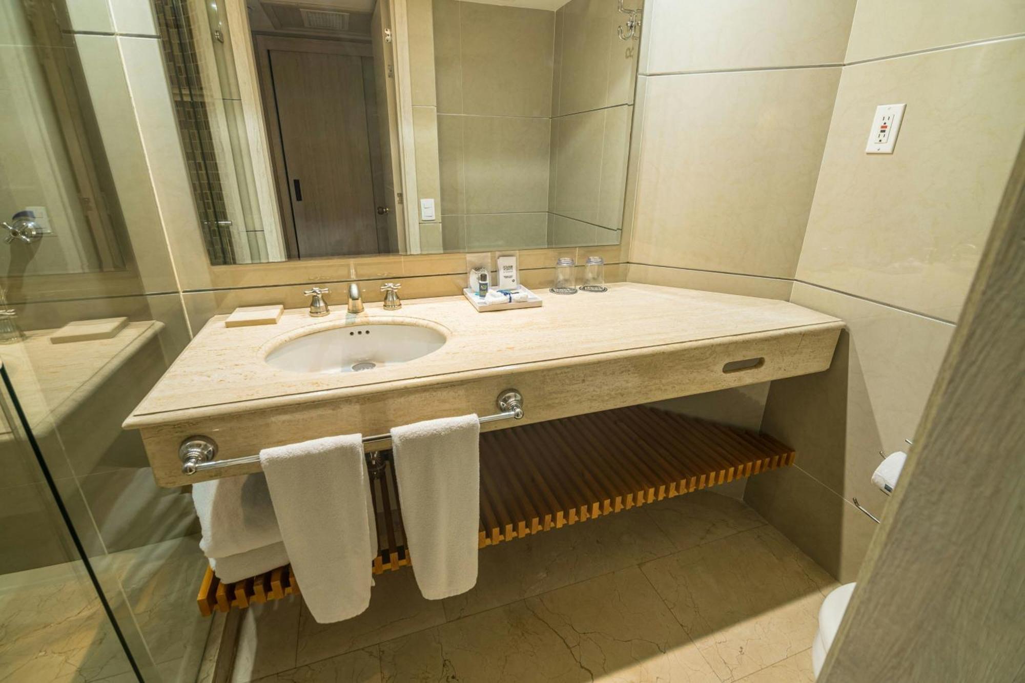 Four Points By Sheraton Медельин Экстерьер фото